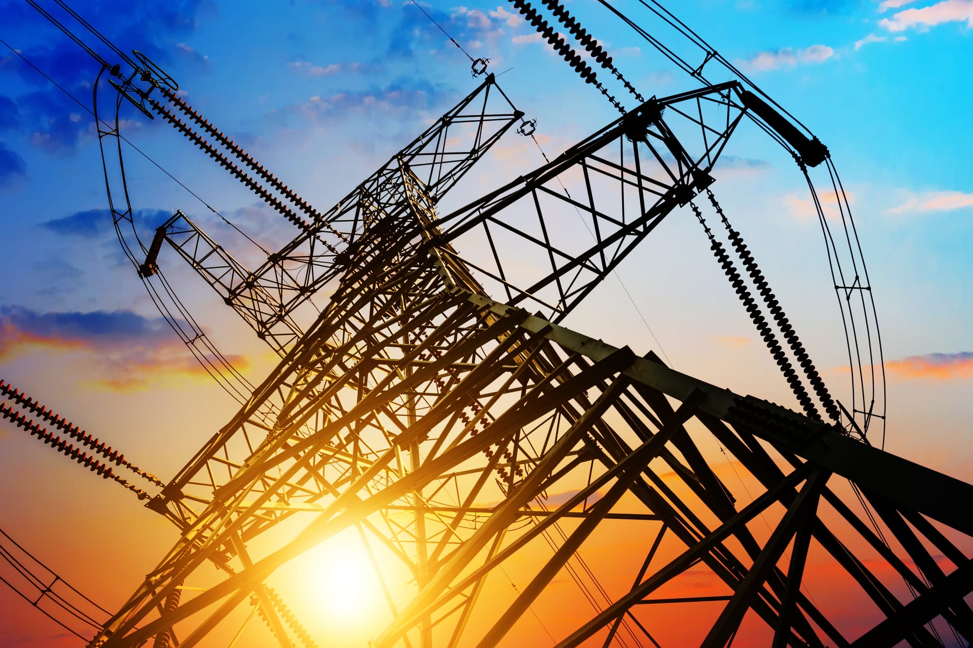 Detail konstrukce elektrického vedení v zapadajícím slunci